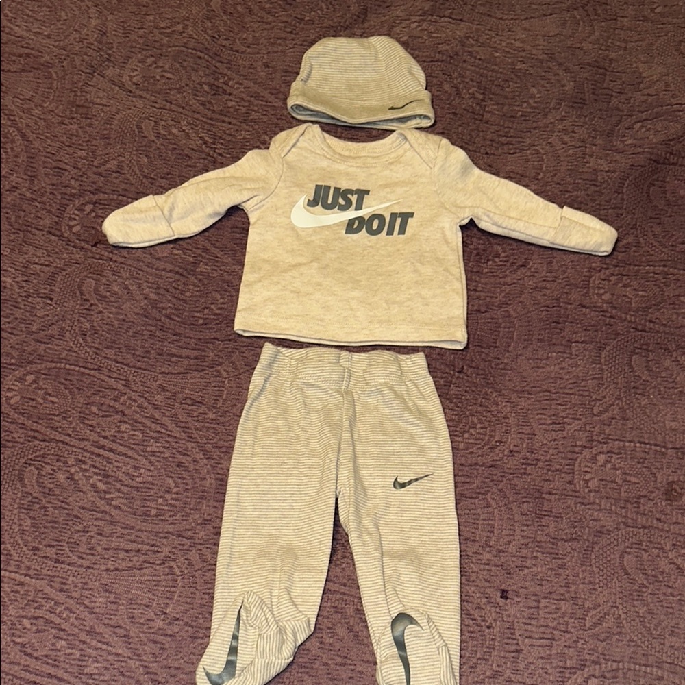 Nike Infant Set in Cream and Gray